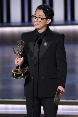 75e cérémonie des Emmy Awards, le 15 janvier 2024 au au Peacock Theater de Los Angeles : Lee Sung Jin reçoit le prix de la meilleure réalisation pour une série limitée ou d'anthologie