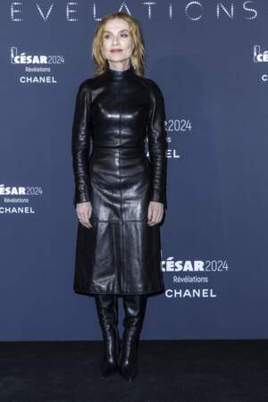Isabelle Huppert au photocall du dîner César Révélations 2024 à L'Élysée Montmartre.