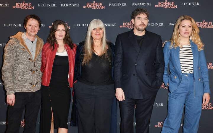 Guillaume Verdier, Laetitia Casta, Brigitte Sy, Damien Bonnard et Alexandra Fechner à l'avant-première du film "Le Bonheur est Pour Demain" au cinéma L'Arlequin à Paris.
