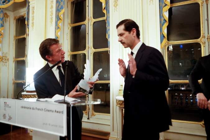 Gilles Pélisson (pdt UNIFRANCE), Melvil Poupaud à la cérémonie de remise du prix "French Cinema Award" à Melvil Poupaud au Ministère de la Culture et de la Communication à Paris.