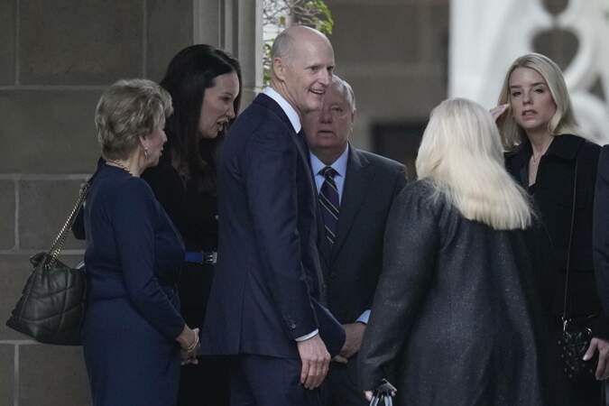 Le réalisateur Rick Scott, le sénateur Lindsey Graham et des invités lors des funérailles de Amalija Knavs, la mère de Melania Trump, ce jeudi 18 janvier 2024, à Palm Beach, en Floride.