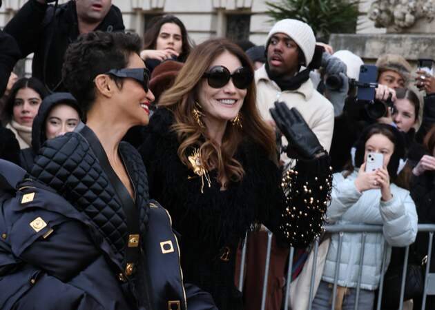 Défilé Schiaparelli Haute Couture Printemps/Été 2024 à la Fashion Week de Paris : Farida Khelfa et Carla Bruni Sarkozy.