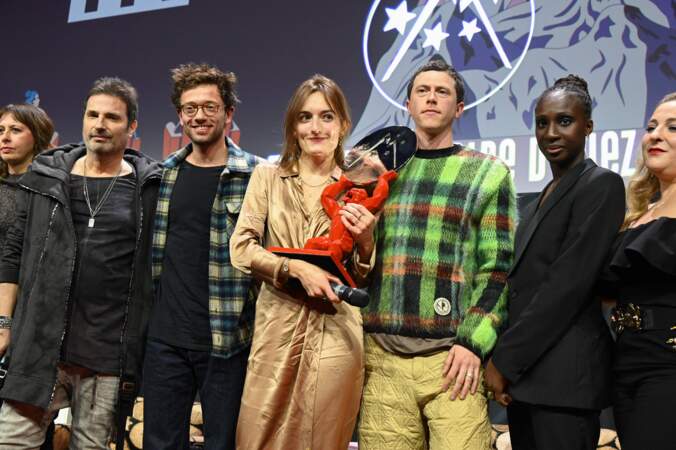 Xavier Lacaille et Clémence Dargent avec le prix coup de cœur du jury pour le film Bis repetita lors de la cérémonie de clôture du 27ème Festival de l'Alpe d'Huez 
