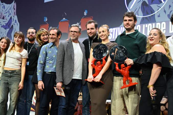 Les gagnants des courts métrages (Adrien Guedra-Degeorges, Maxime Azzopardi et Chloé Jouannet) avec leur prix lors de la cérémonie de clôture du 27ème Festival de l'Alpe d'Huez 