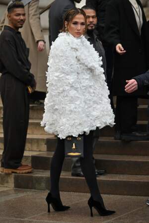 Jennifer Lopez arrive au défilé Schiaparelli lors de la semaine de la mode haute couture à Paris.