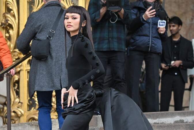 Zendaya arrive au défilé Schiaparelli lors de la semaine de la mode haute couture à Paris.