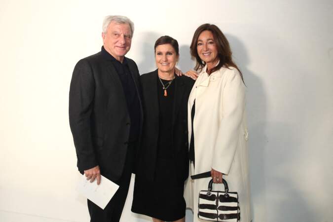 Sidney Toledano, Maria Grazia Chiuri et Katia Toledano posent après le Défilé de Mode Christian Dior.