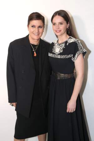 Défilé de mode Christian Dior : Maria Grazia Chiuri et Felicity Jones.