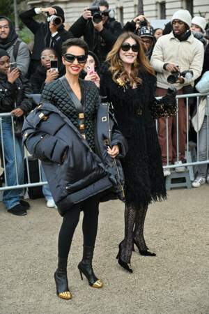 Défilé Schiaparelli Haute Couture Printemps/Été 2024 : Farida Khelfa et Carla Bruni.
