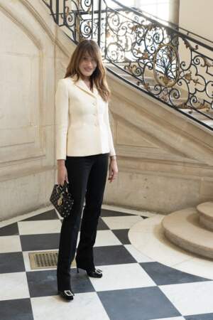 Carla Bruni assiste au défilé Christian Dior Haute Couture Printemps/Été 2024.