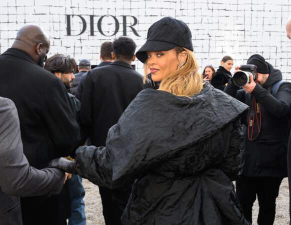 Rihanna assiste au défilé Christian Dior Haute Couture printemps/été 2024 dans le cadre de la semaine de la mode à Paris le 22 janvier 2024 à Paris.