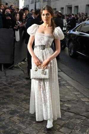 Amelie Wilber arrive au défilé Dior lors de la semaine de la mode haute couture à Paris.