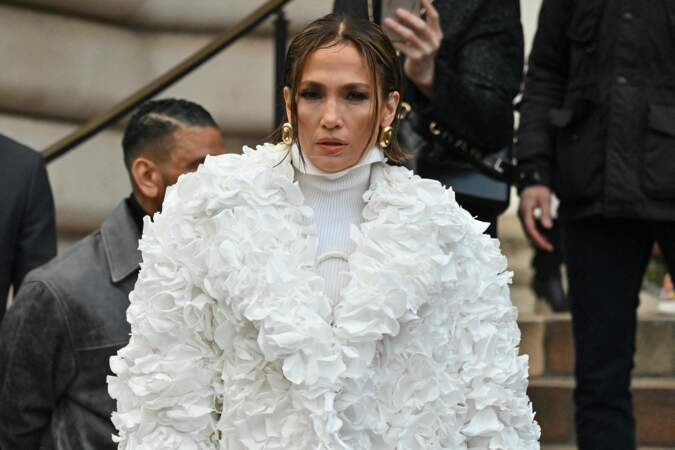 Jennifer Lopez arrive au défilé Schiaparelli lors de la semaine de la mode haute couture à Paris, le 22 janvier 2024.