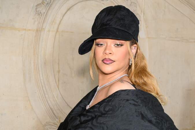 Rihanna assiste au défilé Christian Dior Haute Couture printemps/été 2024.