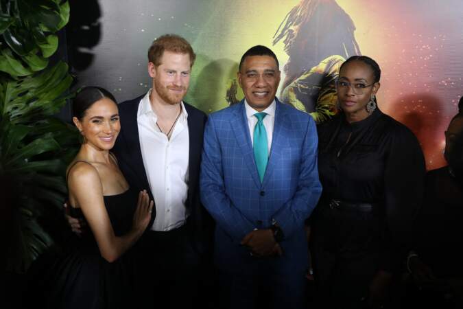 Prince Harry, Meghan Markle, Andrew Holness, et sa femme Juliet Holness à la première du film "Bob Marley : One Love" à Kingston en Jamaïque.