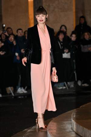 Olga Kurylenko au défilé Giorgio Armani Haute Couture Printemps/Été 2024 dans le cadre de la semaine de la mode à Paris.