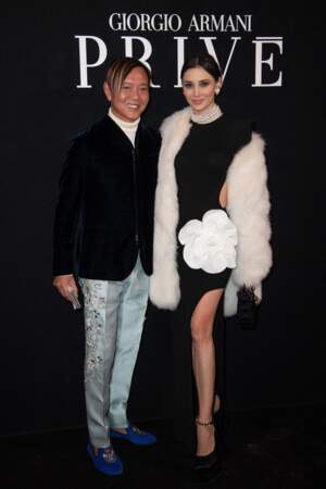 Stephen Hung et Deborah Valdez Hung au défilé Giorgio Armani Haute Couture Printemps/Été 2024 dans le cadre de la semaine de la mode à Paris.