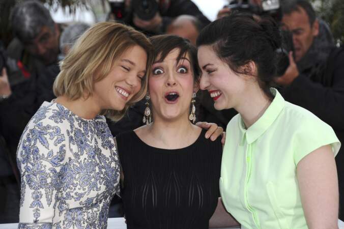 Camille Lellouche est une actrice, humoriste et chanteuse française, née le 10 juin 1986 dans le 4e arrondissement de Paris.
Sur cette photo prise en 2013 avec Rebecca Zlotowski et Léa Seydoux au Festival de Cannes, elle a 27 ans.