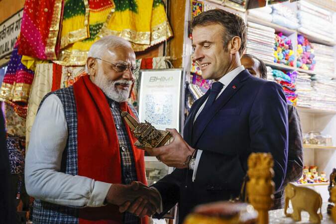 Le Premier ministre indien Narendra Modi et le président français Emmanuel Macron visitent le Hawa Mahal, également connu sous le nom de palais des vents à Jaipur.