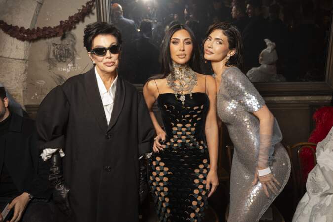 Kris Jenner, Kim Kardashian et Kylie Jenner au défilé de mode de la maison Margiela Haute Couture printemps/été 2024 à Paris le 25 janvier 2024. 