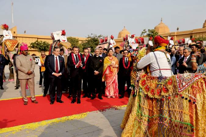 Le président français a rencontré des artistes et des artisans à l’occasion d’une journée des métiers d’art et d'échanges avec la jeunesse indienne au Fort d'Amber à Jaipur, le 25 janvier 2024. 