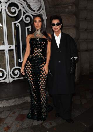 Kim Kardashian et Kris Jenner au défilé de mode de la maison Margiela Haute Couture printemps/été 2024 à Paris le 25 janvier 2024. 