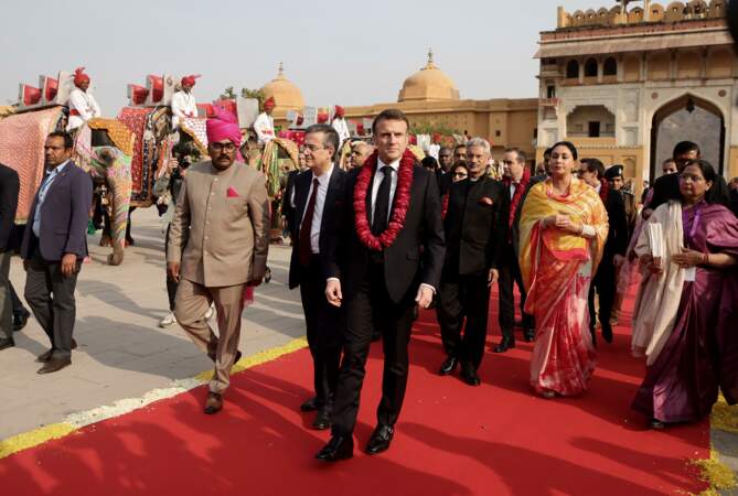 Thierry Mathou, ambassadeur de France en Inde, le président français Emmanuel Macron, Sébastien Lecornu, ministre des Armées de France lors de la cérémonie d’accueil. 