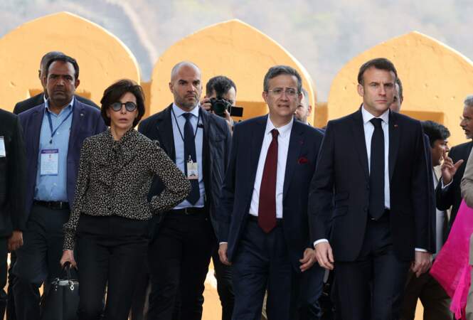 Rachida Dati, ministre de la Culture, Thierry Mathou, ambassadeur de France en Inde, et le président Emmanuel Macron lors de la cérémonie d’accueil au Fort d'Amber à Jaipur.