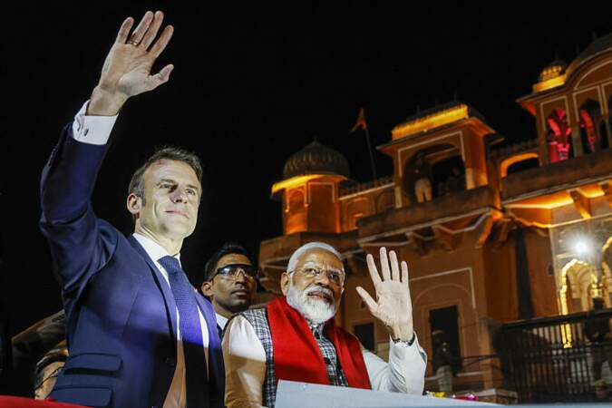 Le président français Emmanuel Macron et le Premier ministre indien Narendra Modi lors d'un roadshow à Jaipur.