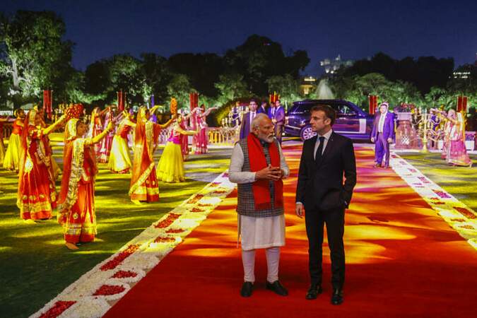 Le Premier ministre indien Narendra Modi et le président français Emmanuel Macron visitent le Hawa Mahal, également connu sous le nom de palais des vents à Jaipur
