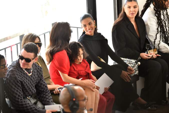 Carine Roitfeld, Kylie Jenner, Stormi Webster et Tina Kunakey au défilé de mode "Les Sculptures" Jacquemus à la Fondation Maeght à Saint-Paul-De-Vence, le 29 janvier 2024.