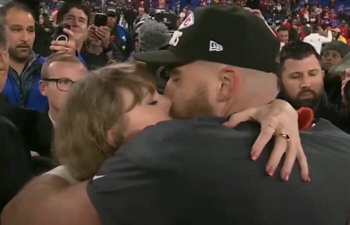 La chanteuse Taylor Swift est descendue des tribunes sur le terrain et a embrassé son petit ami Travis Kelce ce 28 janvier 2024. 