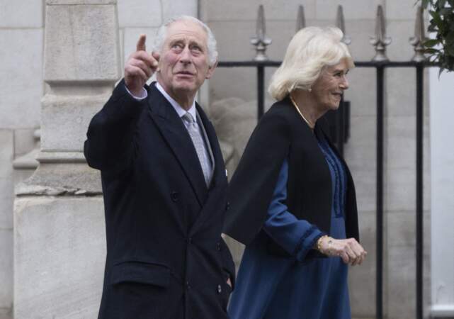 Le roi Charles quitte la clinique de Londres avec la reine Camilla.
