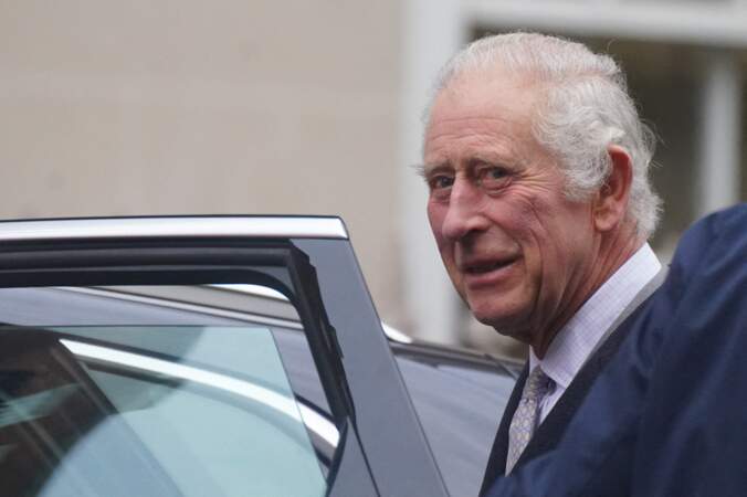 Le roi Charles III et la reine Camilla quittent la clinique de Londres.
