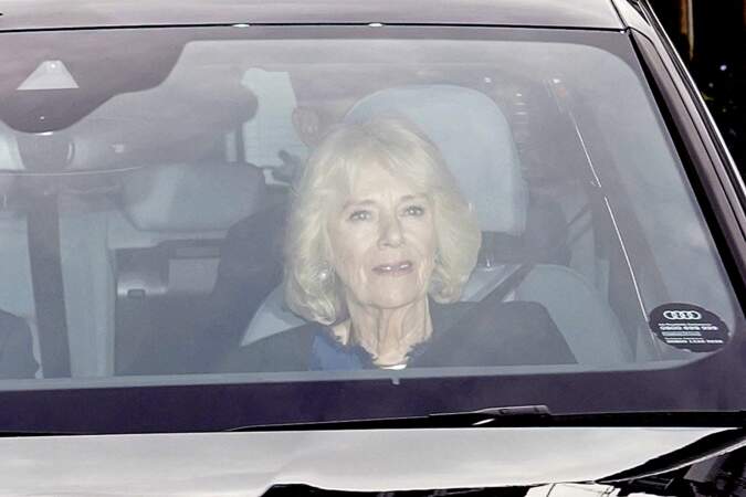 La reine Camilla en voiture avant la sortie de Charles III