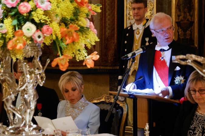 Pendant ce dîner de gala, l'attitude de Brigitte Macron a intrigué les internautes. La femme du président de la République a été photographiée en train de lire lors du discours du roi. Si certains pensaient qu'elle faisait preuve d'irrespect, elle était simplement en train de lire la traduction.