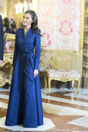 La reine Letizia d’Espagne était vêtue d'une élégante robe couleur bleu roi.