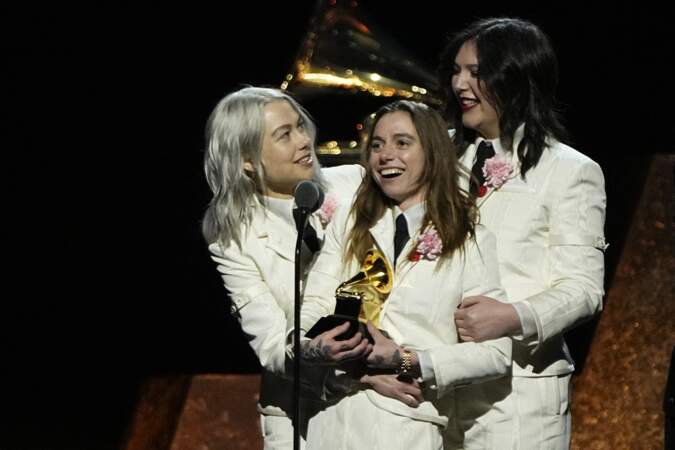 Grammy Awards : Phoebe Bridgers, de gauche à droite, Julien Baker et Lucy Dacus de Boygenius acceptent le prix de la meilleure chanson rock.