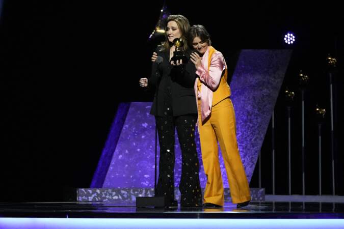 Grammy Awards : Brandy Clark (à gauche) et Brandi Carlile reçoivent le prix de la meilleure performance Americana.  