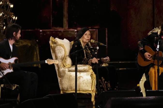 Grammy Awards : Joni Mitchell se produit lors de la 66e cérémonie annuelle.