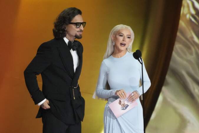 Grammy Awards : Christina Aguilera, à droite, et Maluma présentent le prix du meilleur album de musique urbaine.