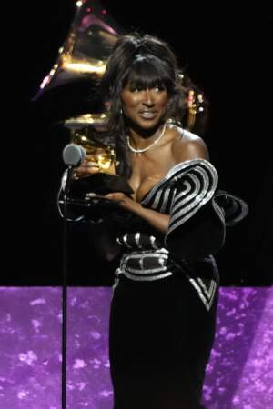 Grammy Awards : Susan Carol accepte le prix de la meilleure performance R&B traditionnelle.