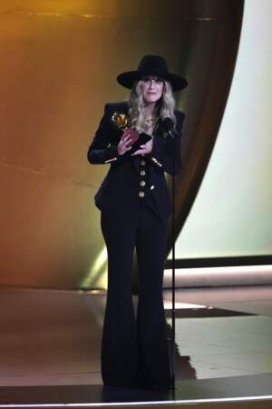 Grammy Awards : Lainey Wilson accepte le prix du meilleur album country.