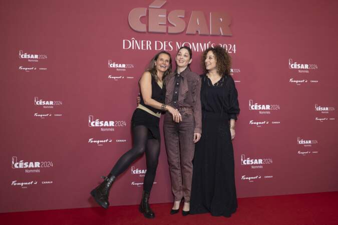 Photocall des participants au dîner des nommés des César 2024 : Laetitia Gonzalez, Marion Cotillard et Mona Achache.