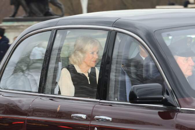 Le fils du roi Charles III, le prince Harry, est arrivé à Londres à midi quelques heures après l'annonce du diagnostic de cancer de son père.