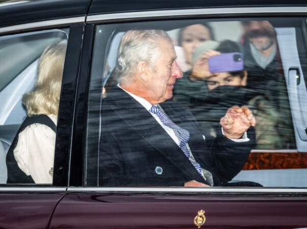 Le roi Charles III et Camilla Parker Bowles, reine consort, partent en voiture de Clarence House, le 6 février 2024.
