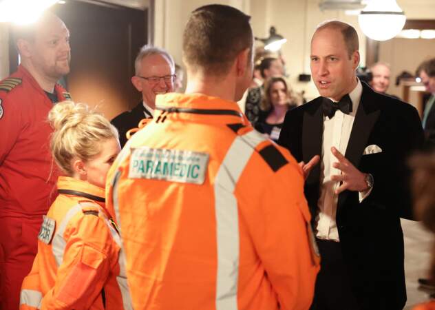 Le prince William discute avec les principaux intervenants de London's Air Ambulance.