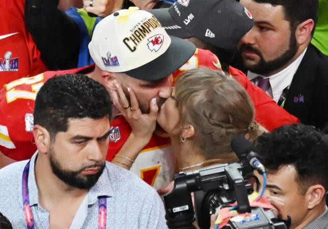 Travis Kelce embrasse sa petite amie Taylor Swift après la victoire des Chiefs sur les 49ers de San Francisco.