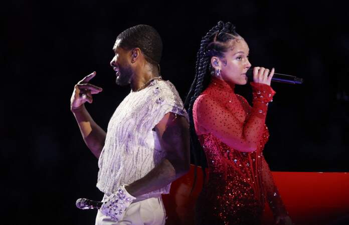 Usher et Alicia Keys chantent dans une ambiance presque intimiste If I Ain’t Got You autour d'un piano.