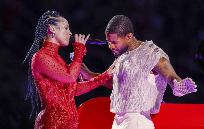 Usher se produit avec Alicia Keys pendant le spectacle de la mi-temps du Super Bowl LVIII.